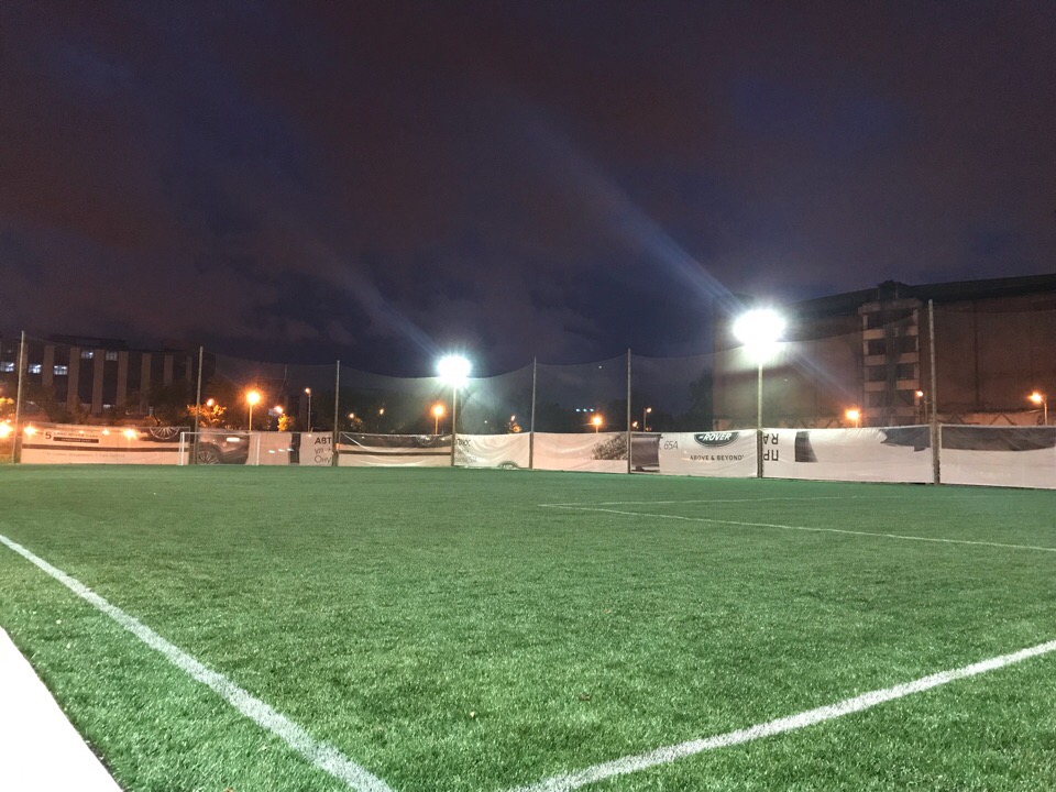 Футбольное поле рядом с метро