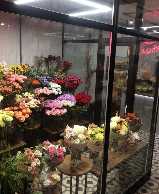 Магазин цветов и кофе рядом с Невским проспектом