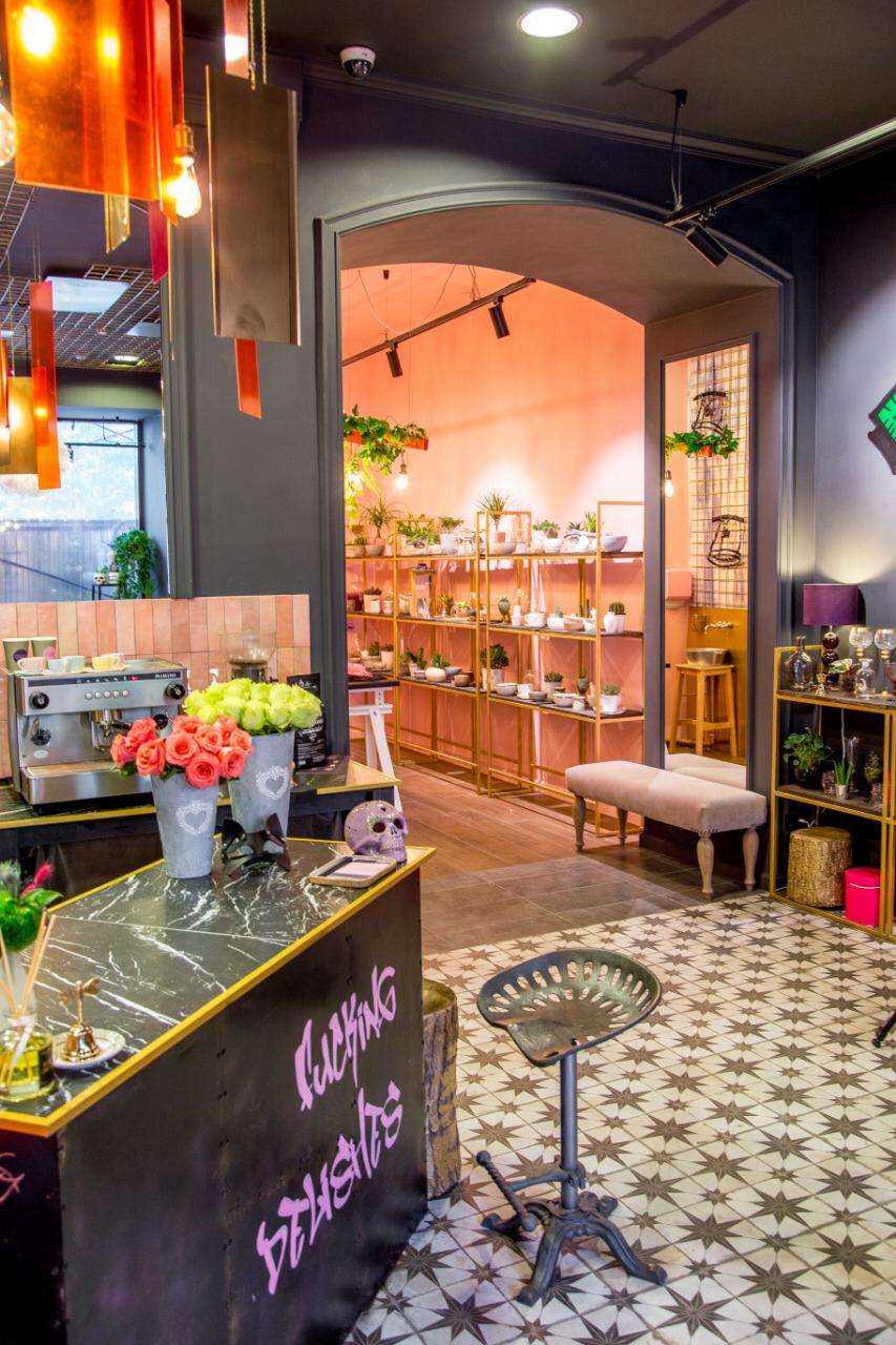 Популярный цветочный магазин с кофейней