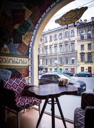 Кафе с панорамными окнами в центре города