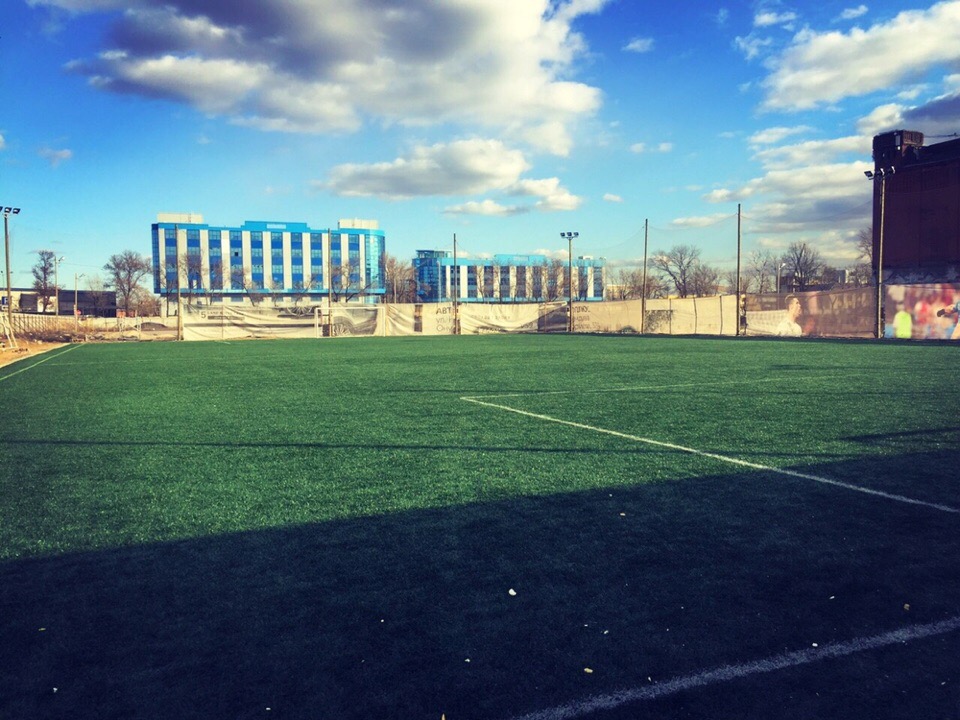 Футбольное поле рядом с метро