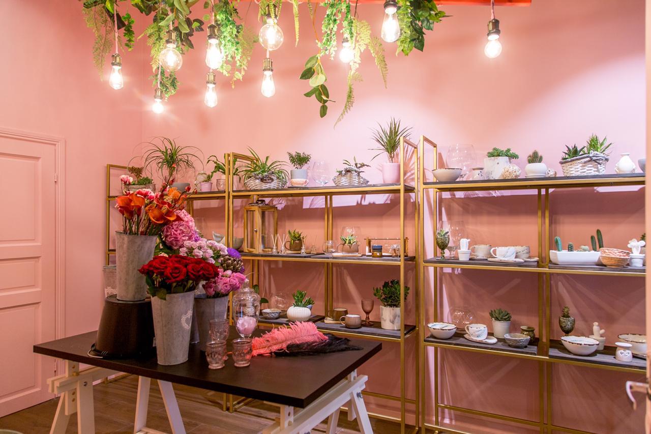 Популярный цветочный магазин с кофейней